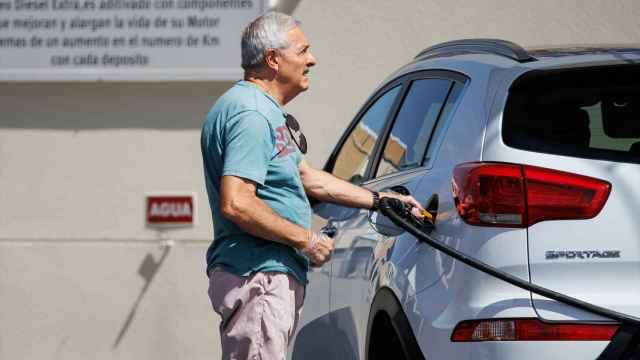 Un hombre echa carburante a su vehículo en una estación de servicio, a 1 de septiembre de 2023.