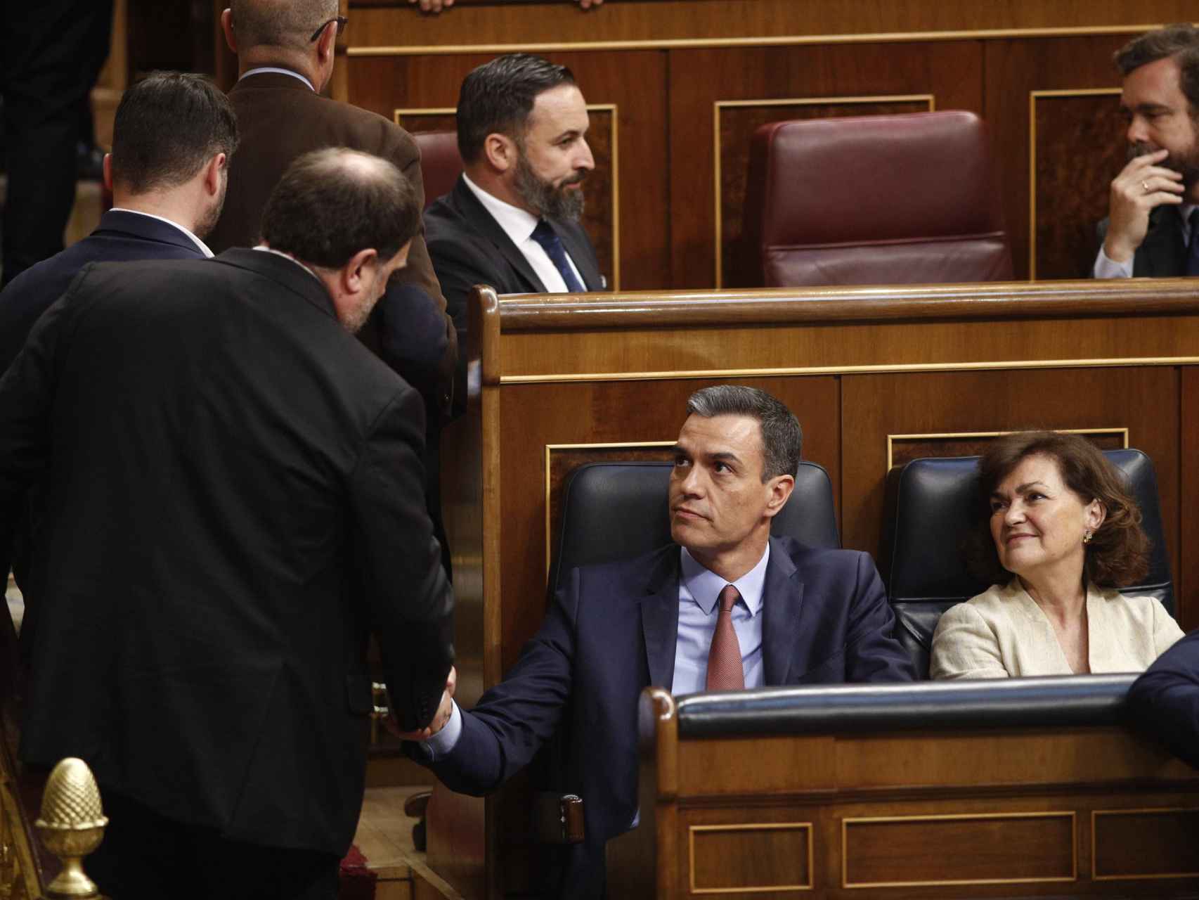 Oriol Junqueras saluda al presidente Sánchez en el Congreso de los Diputados, en 2019.