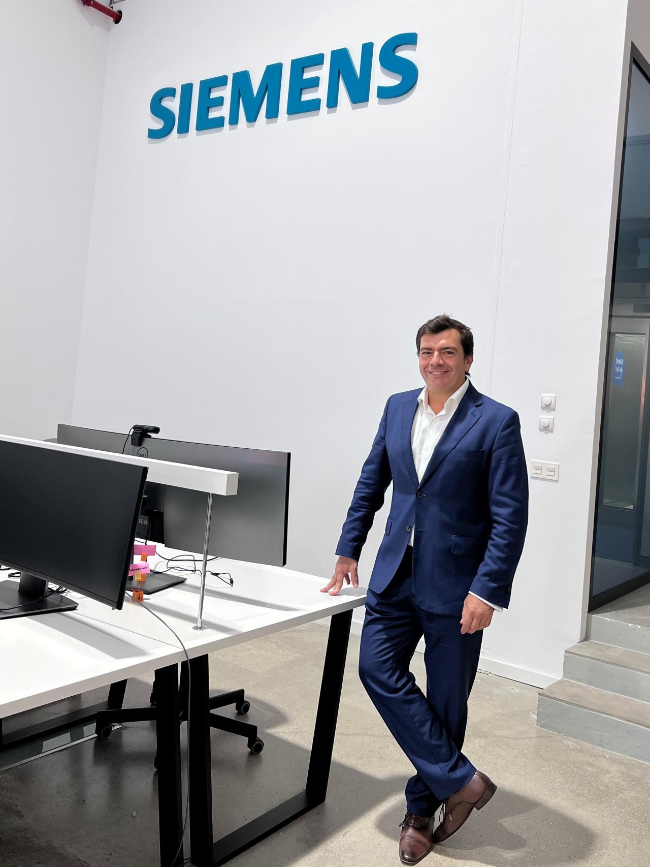 Escobar, en las instalaciones del nuevo centro de excelencia de Siemens en Valencia.