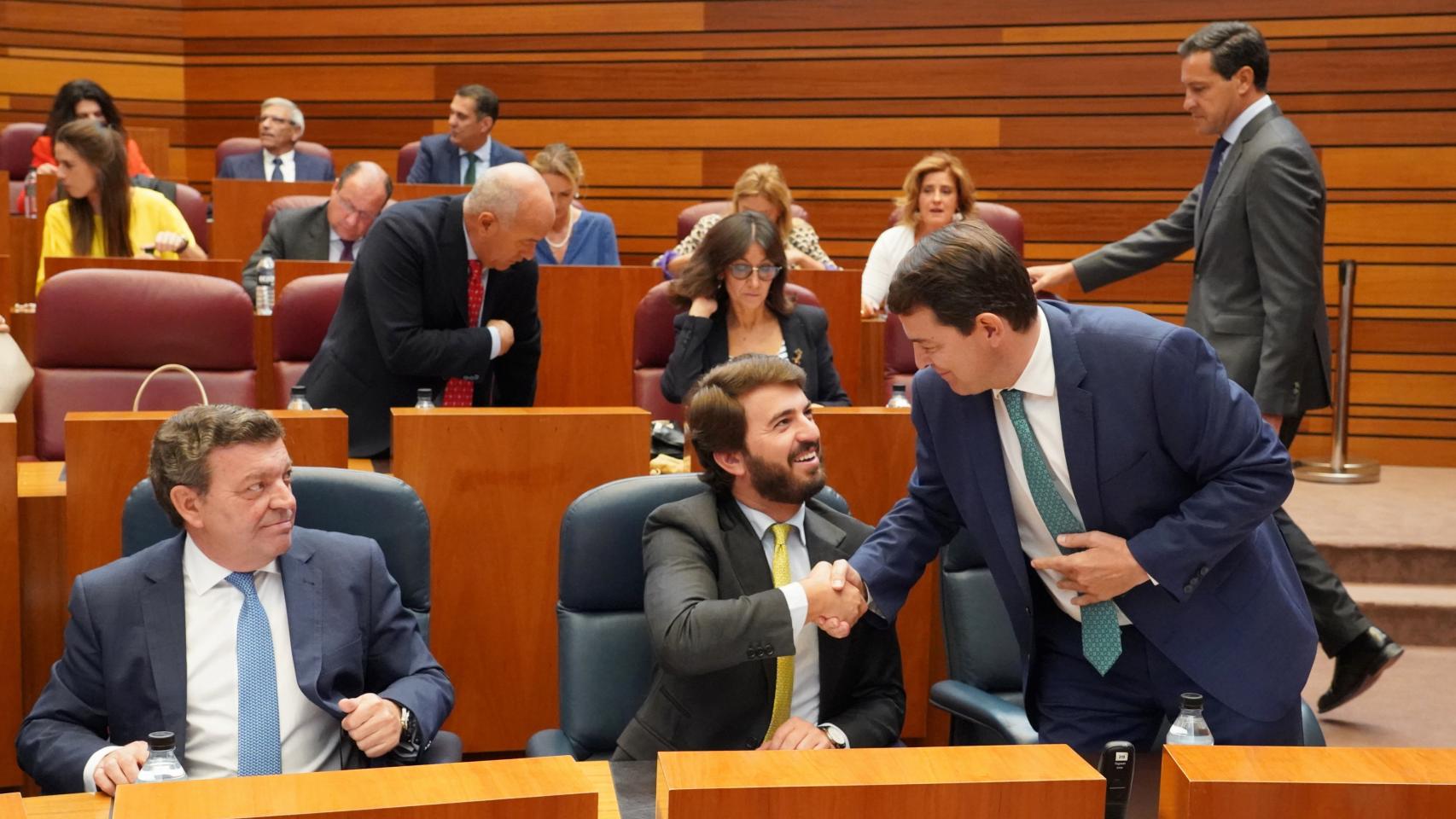 El presidente de la Junta, Alfonso Fernández Mañueco, y el vicepresidente, Juan García-Gallardo, se saludan al inicio del debate del estado de la Comunidad, esta semana.