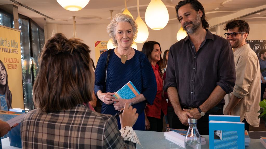 Susi Sánchez y Hugo Silva en una escena de 'Mentiras Pasajeras'.