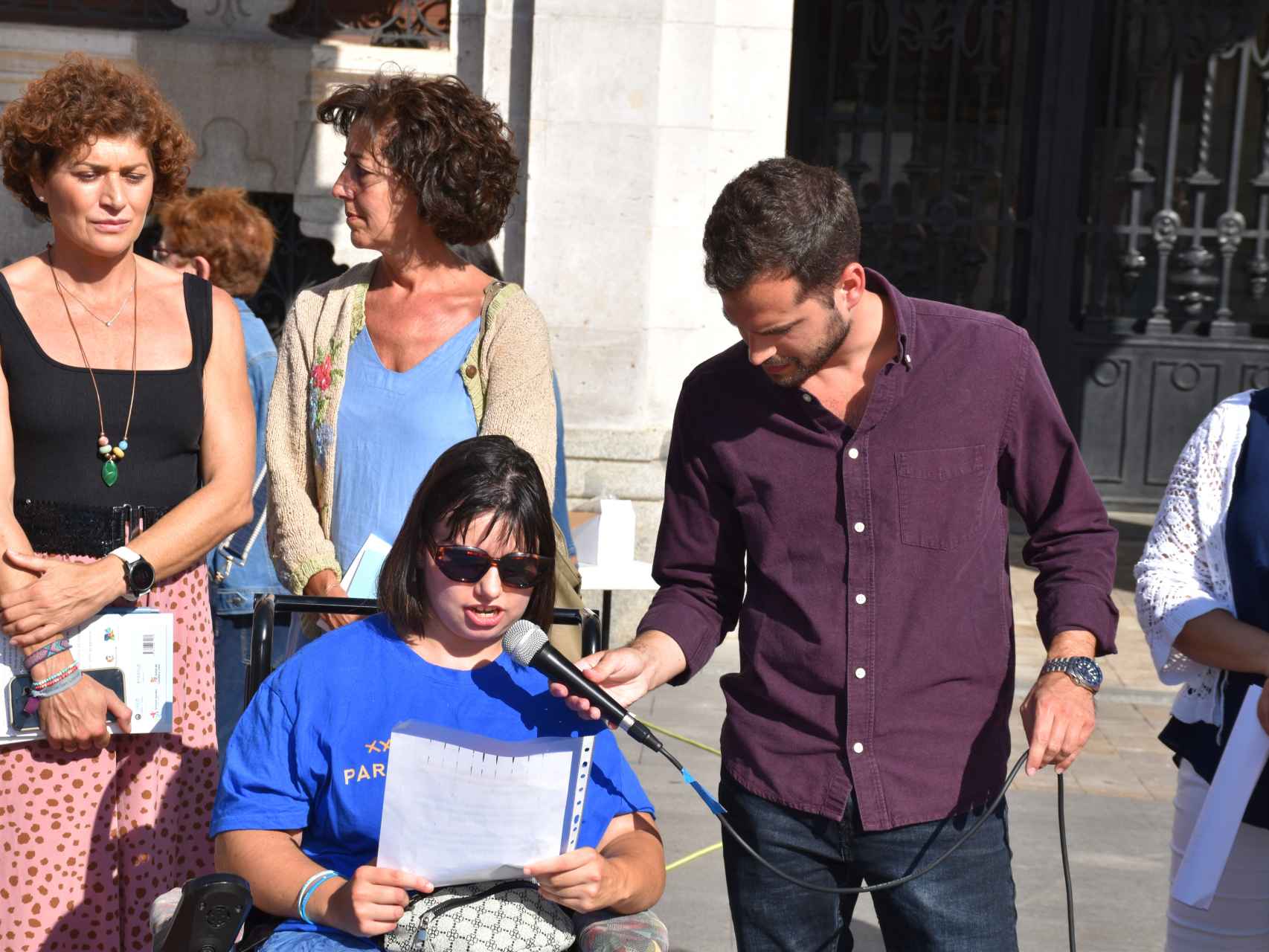 Lucía, una joven con parálisis cerebral, lee el manifiesto en Valladolid por el Día Mundial