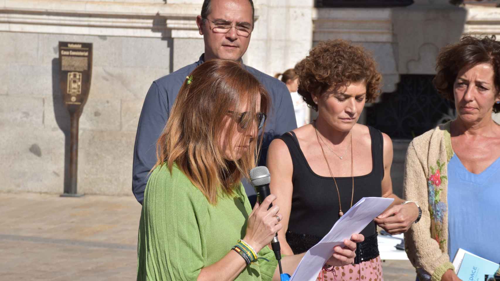 Cristina, madre de una niña de 8 años con parálisis cerebral, leyendo el manifiesto por el Día Mundial