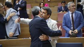 El presidente Carlos Mazón abraza al vicepresidente Barrera en el pleno de Les Corts. EE