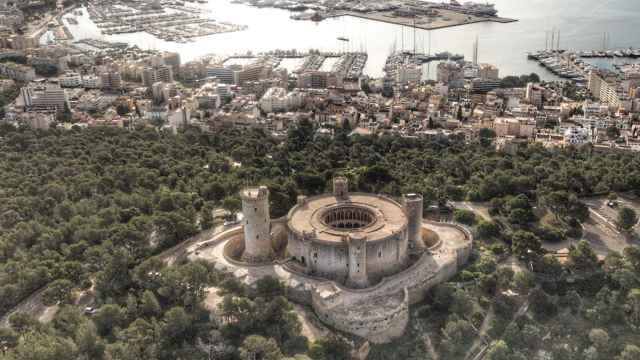 El castillo de Mallorca que fue palacio, museo y cárcel de reyes, ilustrados y liberales