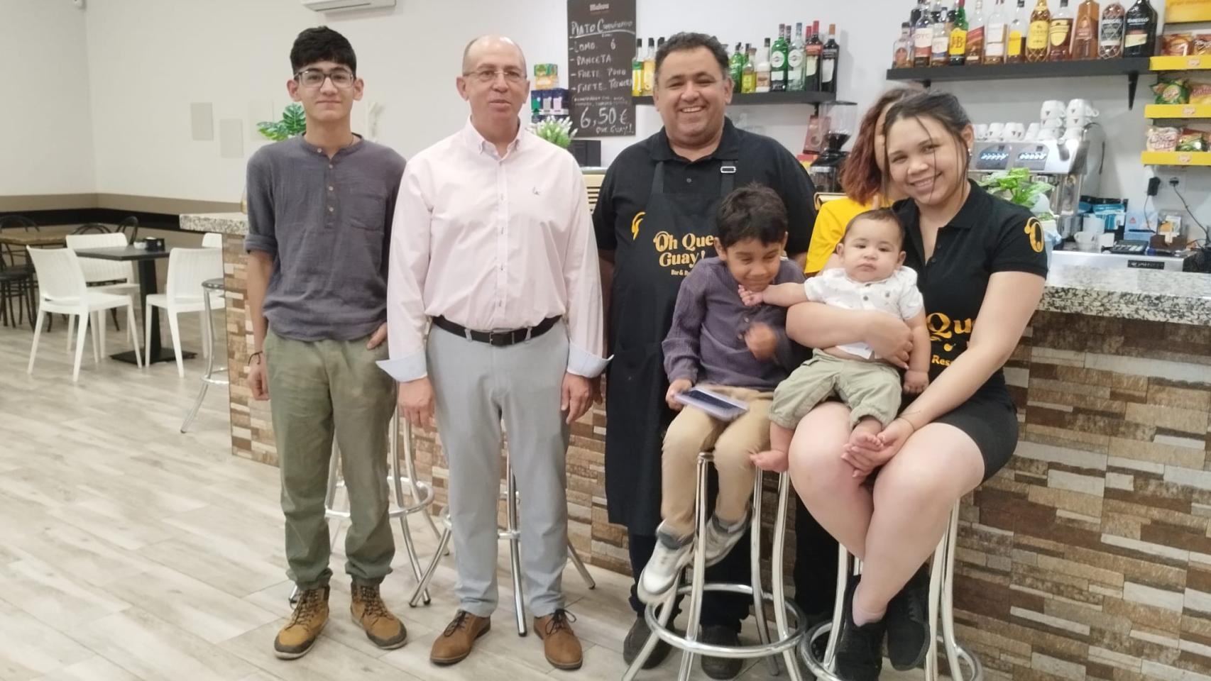Ronald, Roxana, varios de sus hijos, junto al alcalde de La Hiniesta, Ricardo Casas