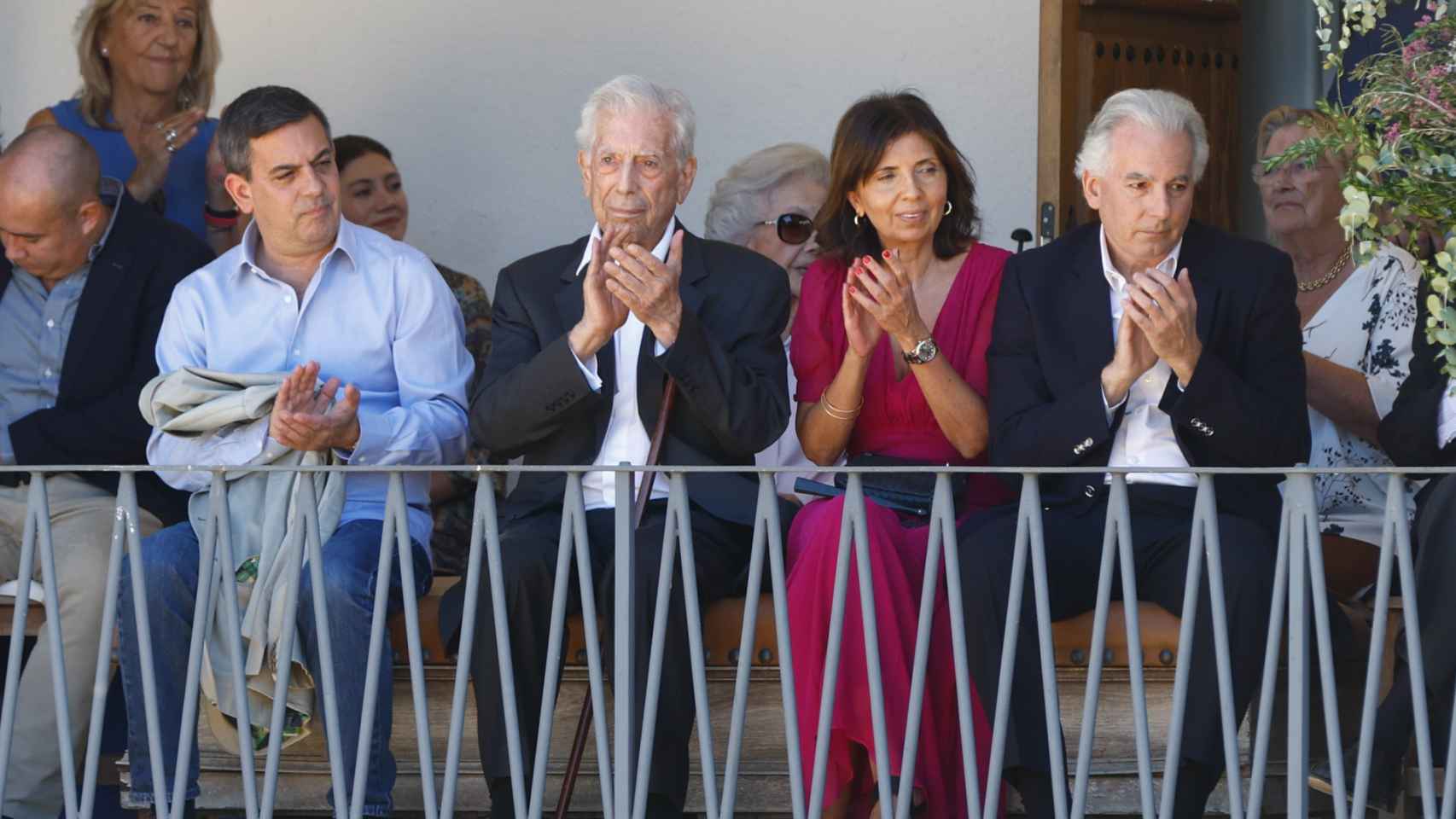 Mario Vargas Llosa junto a sus hijos Gonzalo y Álvaro durante la capea.