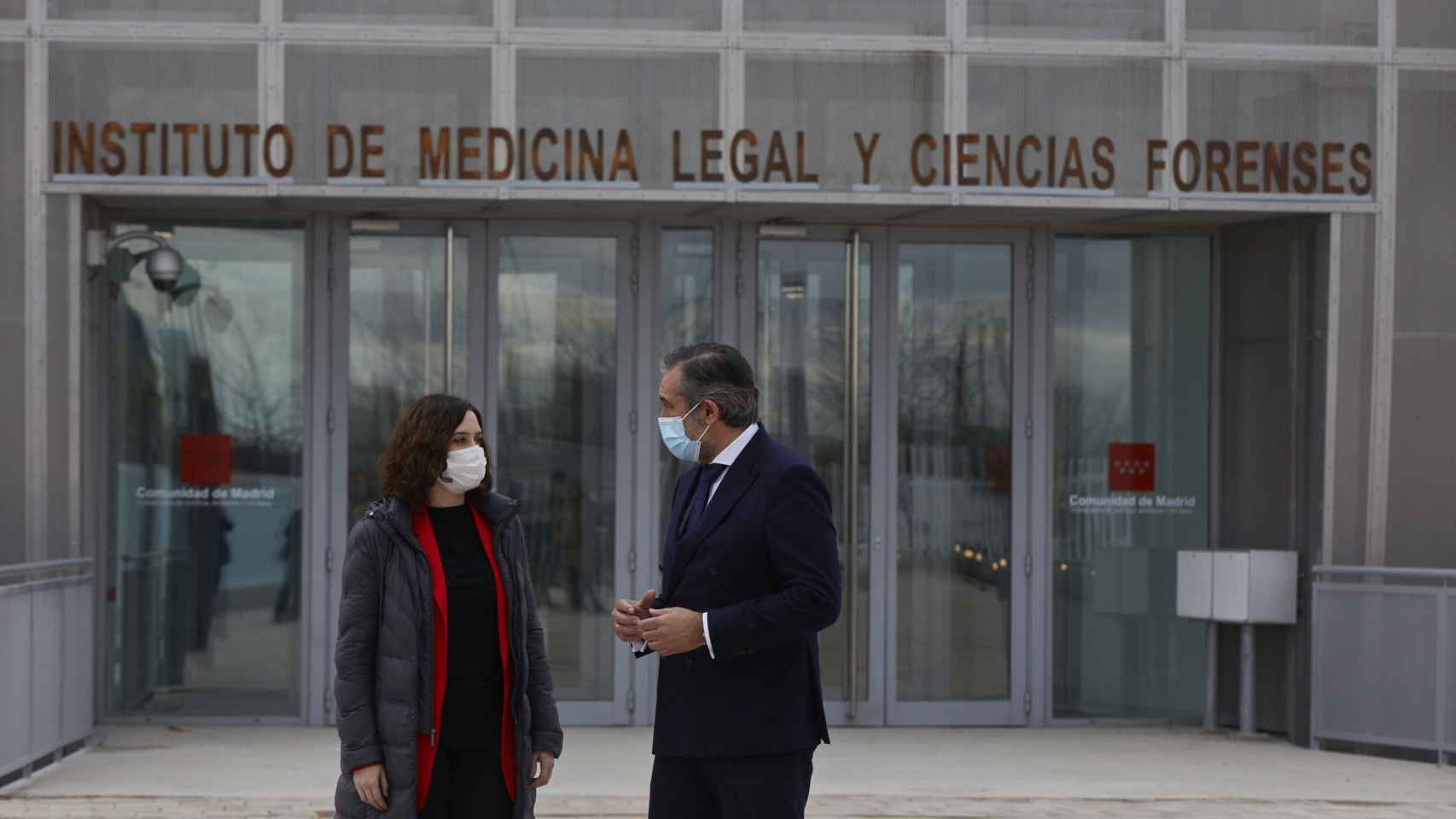 La presidenta de la Comunidad de Madrid, Isabel Díaz Ayuso , acompañada del exconsejero de Justicia, Interior y Víctimas, Enrique López, en la ciudad de la Justica.