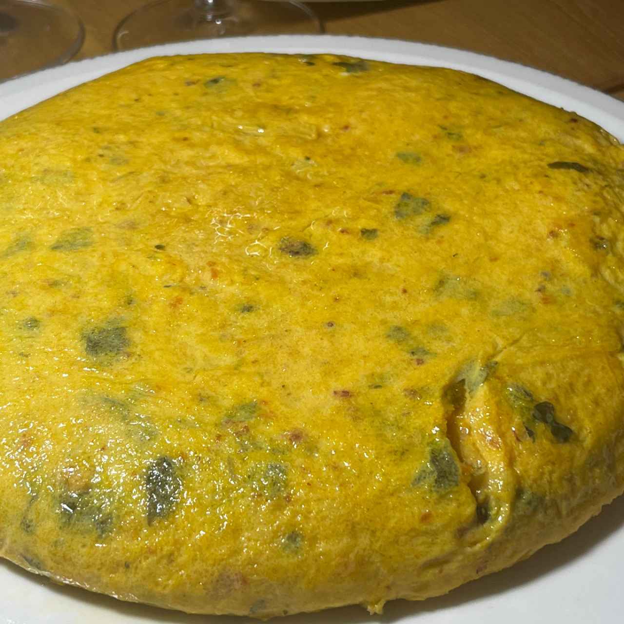 Tortilla de Betanzos con grelos y chorizo cebollero de Lalín.