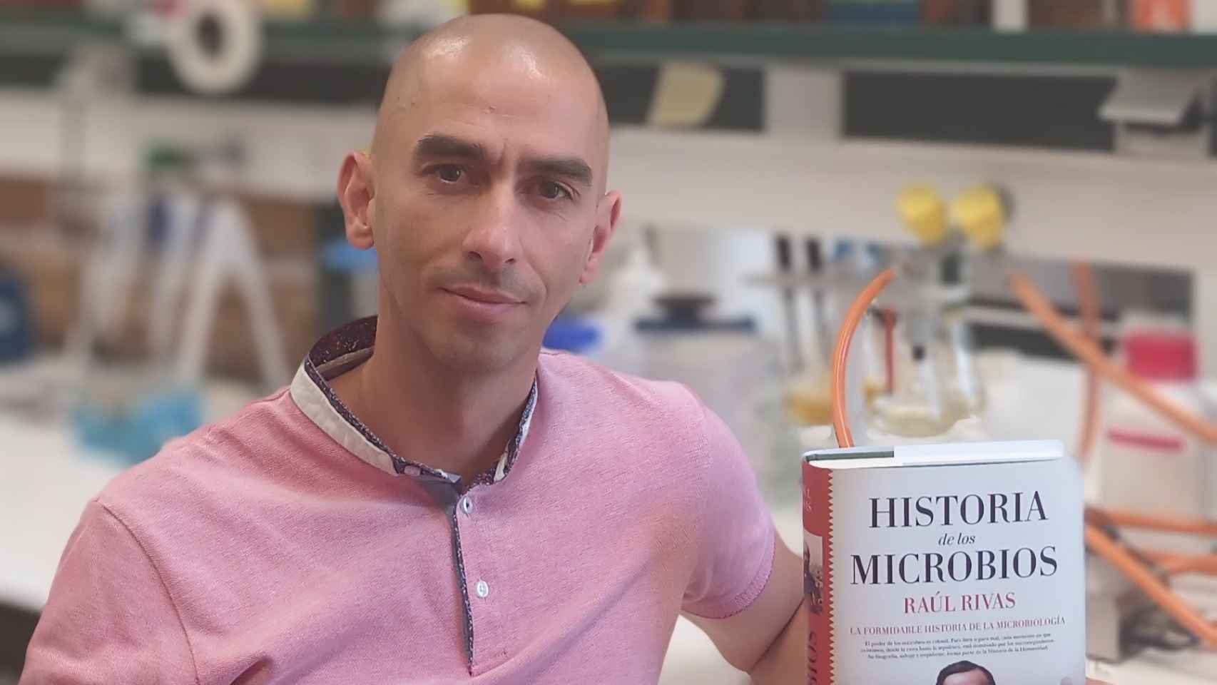 Raúl Rivas posa con un ejemplar de 'Historia de los microbios'.