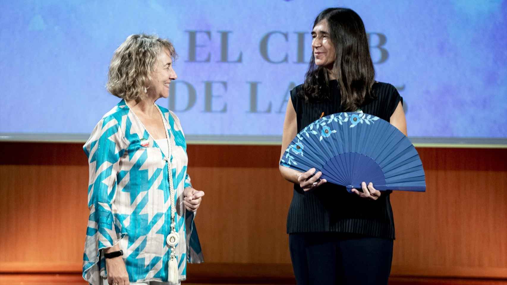 María A. Blasco recoge el abanico de 'El club de las 25'.