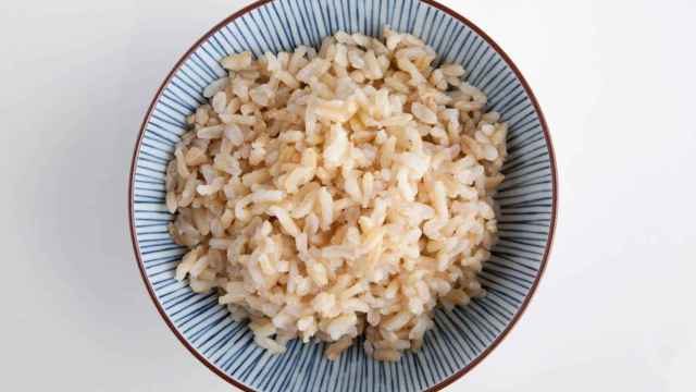 Un plato lleno de arroz.