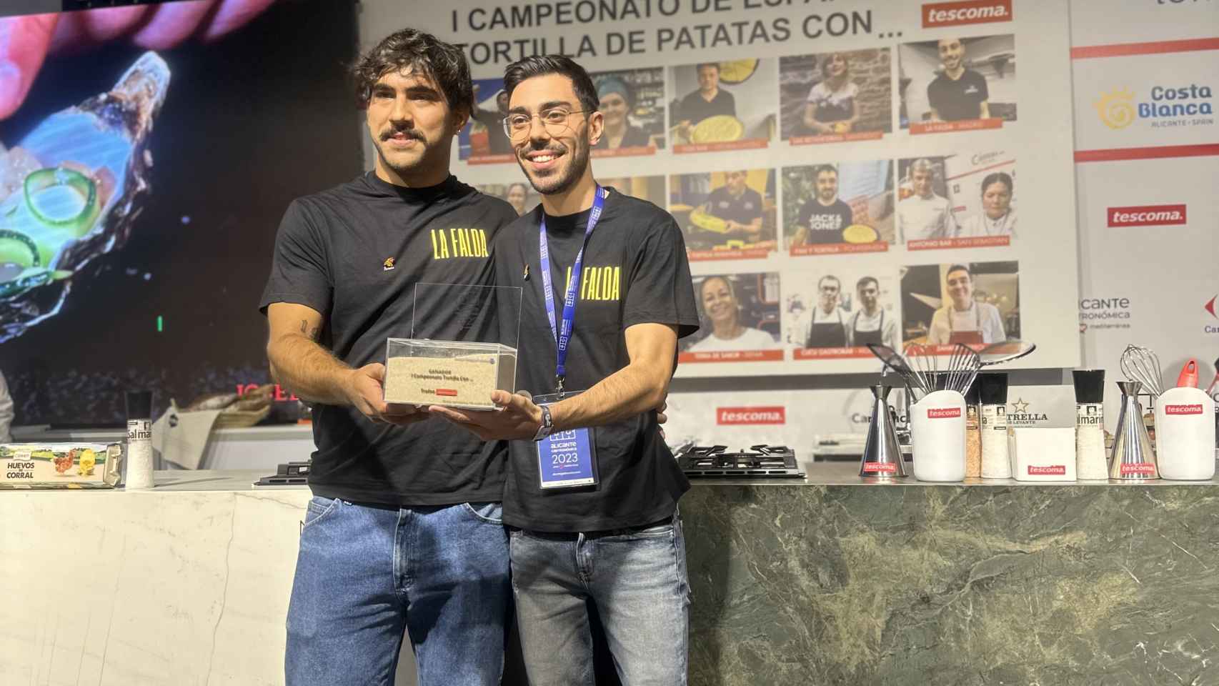 Rodrigo Barredo y  Alejandro Oliveira recogiendo el premio.