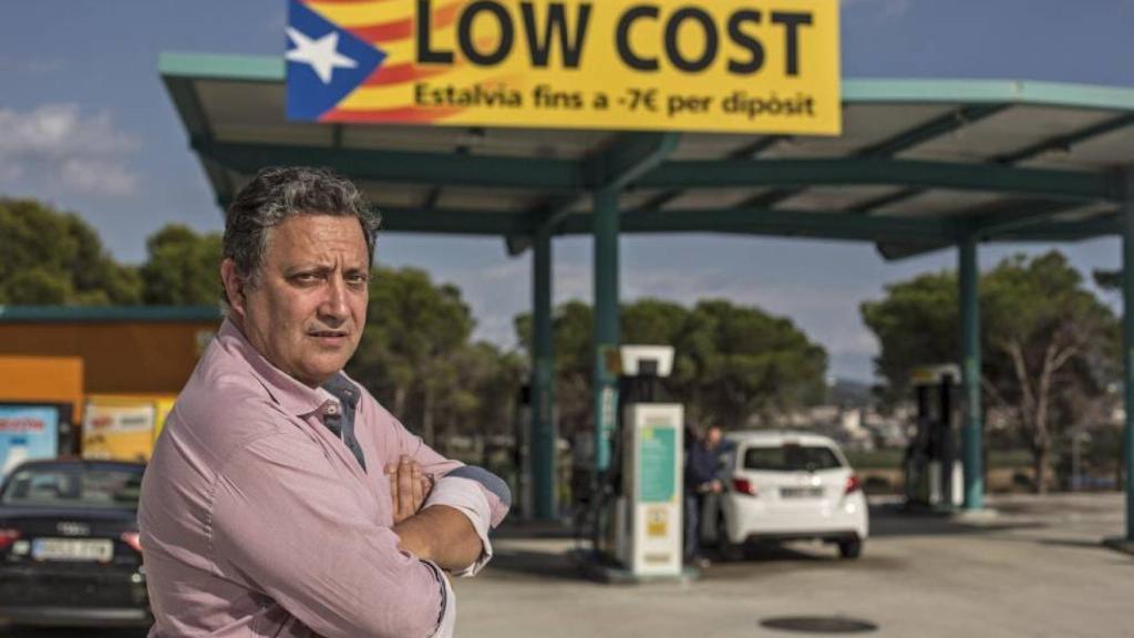 El empresario Jordi Roset con su negocio de gasolineras