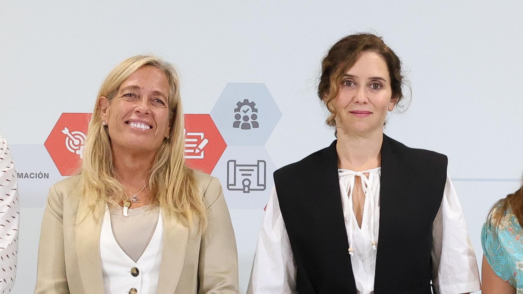 La nueva consejera de Economía, Hacienda y Empleo, Rocío Albert, e Isabel Díaz Ayuso, presidenta de la Comunidad de Madrid.