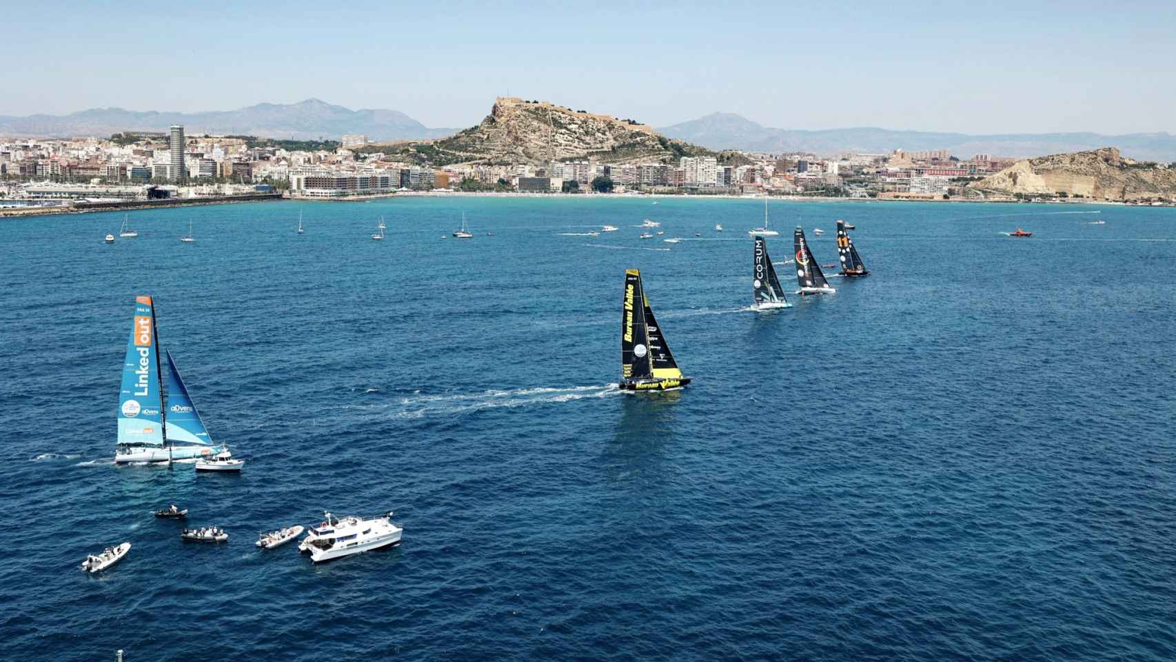 Una competición de vela en el puerto de Alicante.