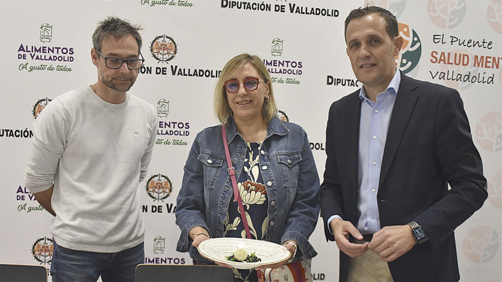 Presentación del postre. De izquierda a derecha: Miguel Ángel de la Cruz, Raquel Barbero y Conrado Íscar