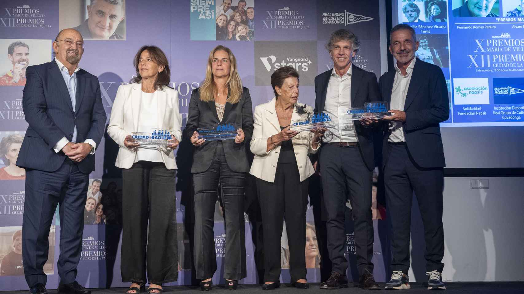 La familia Sánchez Vicario, junto al presidente de la Real Federación Española de Tenis, tras recibir el galardón a la Trayectoria en el Tenis en los Premios Ciudad de la Raqueta.