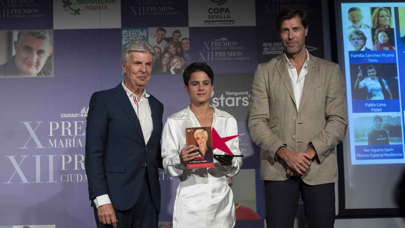 María Pérez recibe de manos de Emilio Villota el Premio María de Villota a la Hazaña Deportiva.