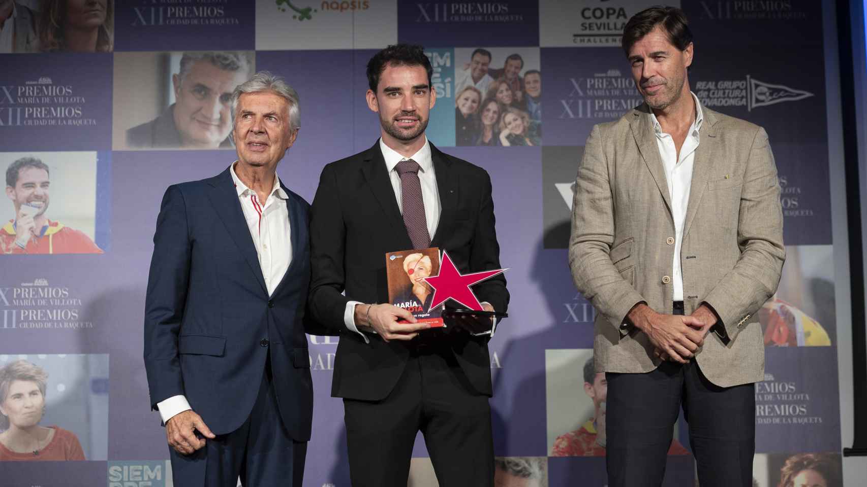 Álvaro Martín posa junto a Emilio de Villota y Raúl Chapado, presidente de la Real Federación Española de Atletismo, en los Premio María de Villota en la categoría Hazaña Deportiva.