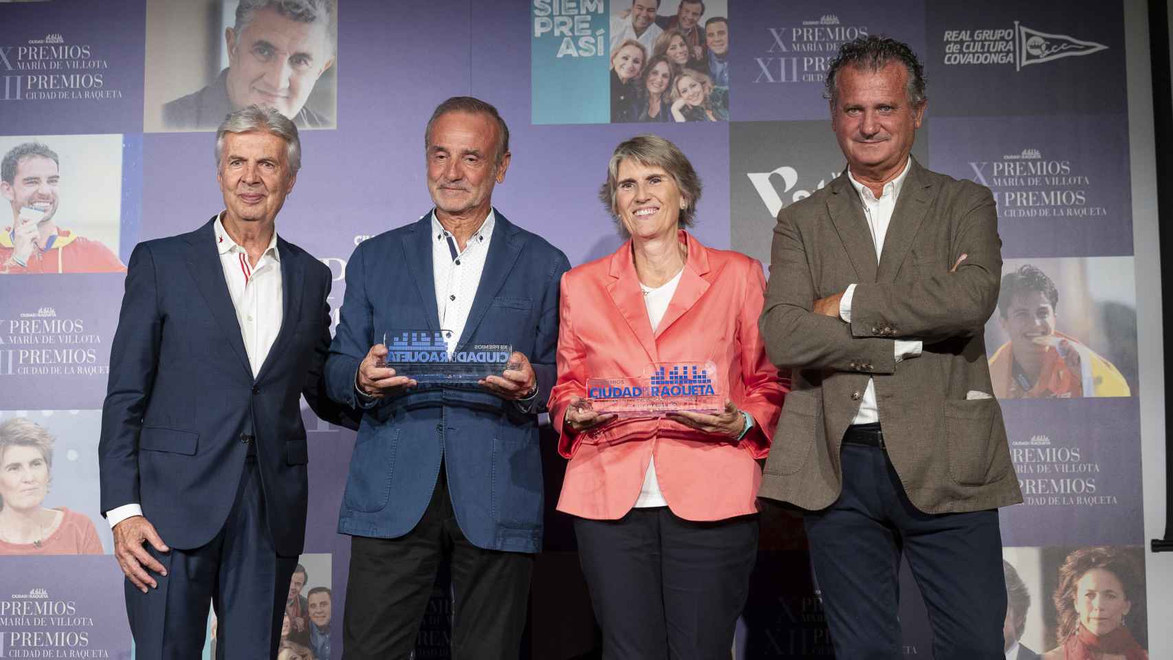 Nacho Calvo y Paloma del Río posan tras recibir el Premio de la Ciudad de la Raqueta en la categoría de Comunicación junto a Koki Martí y Emilio de Villota.