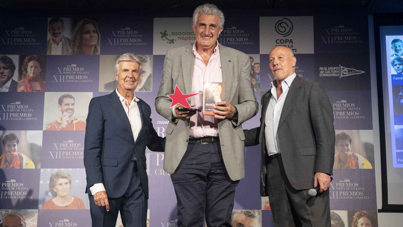 Fernando Romay, en el centro, junto a Emilio de Villota, a la izquierda, y Juan Antonio Corbalán, a la derecha, tras ser galardonado con el Premio María de Villota por Trayectoria Deportiva.