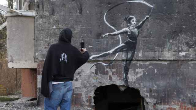 Un grafitti de Banksy en una pared