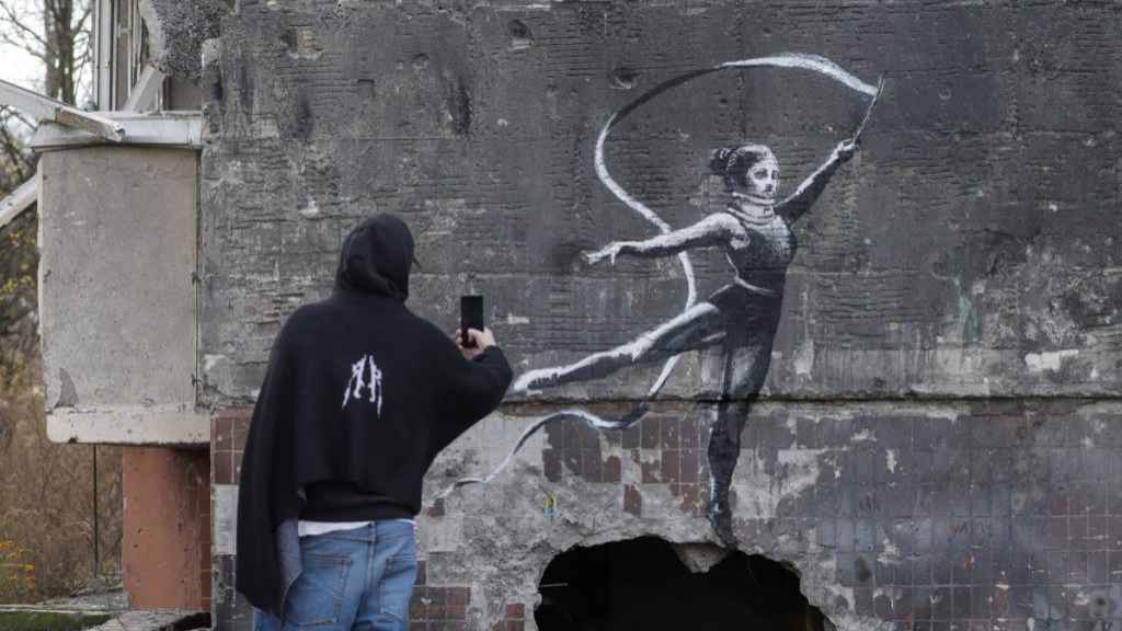 Un grafitti de Banksy en una pared