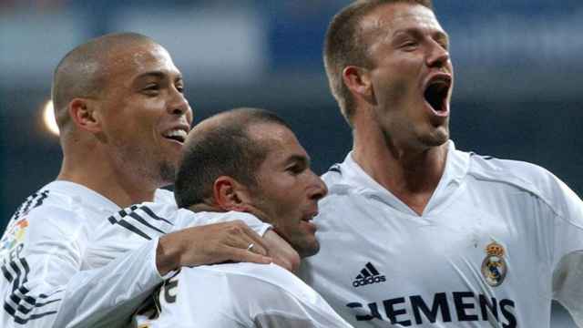 Zidane y Beckham celebran un gol junto a Ronaldo durante su estancia en el Real Madrid.