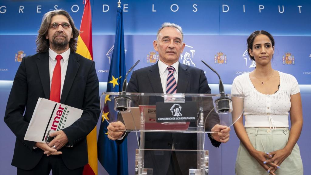 Los diputados de Sumar Enrique Santiago, Francisco Sierra y Tesh Sidi, este viernes en rueda de prensa en el Congreso de los Diputados.