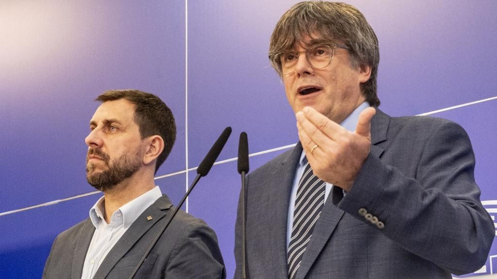 Los fugitivos de la Justicia Toni Comín y Carles Puigdemont, junto a Clara Ponsatí, el pasado 5 de julio en el Parlamento Europeo.