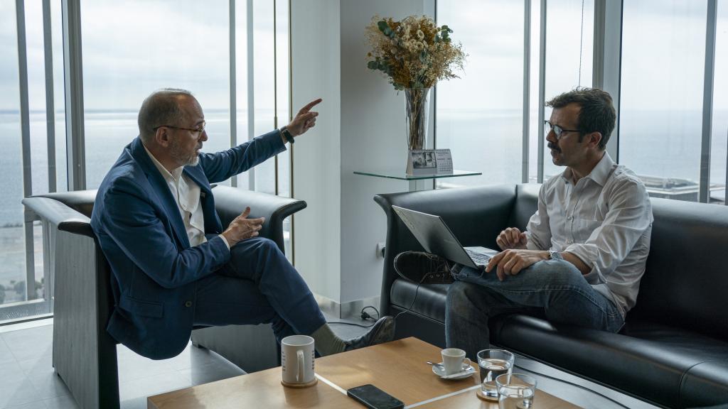 El 'conseller' Carles Campuzano junto al periodista Alberto D. Prieto, subdirector de EL ESPAÑOL.