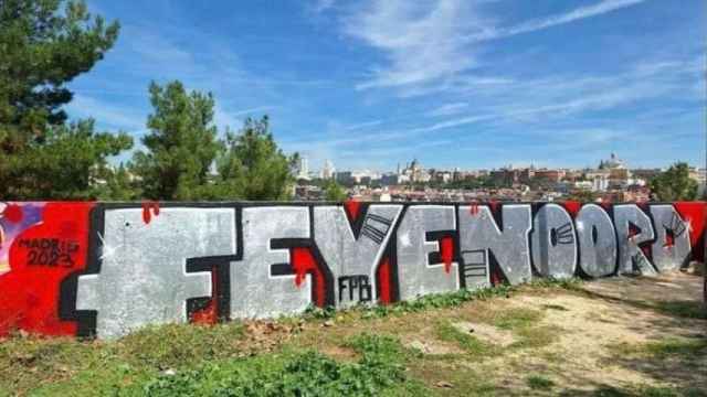 Grafiti de la afición del Feyenoord en la Casa de Campo de Madrid.