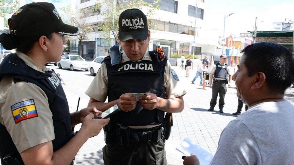 Policías en Ecuador.