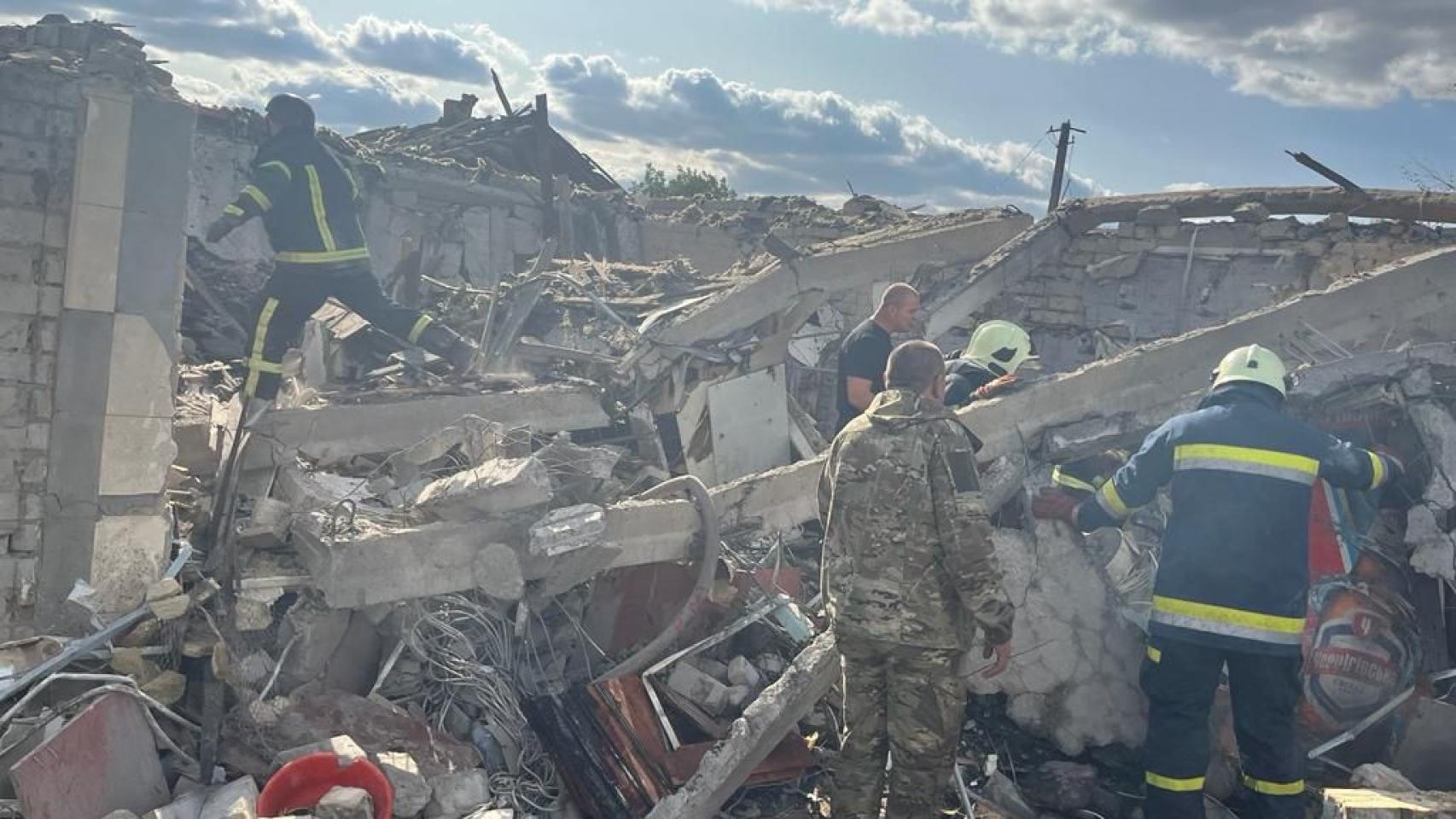 Un edificio completamente destruido tras el impacto de un misil ruso en Járkov.