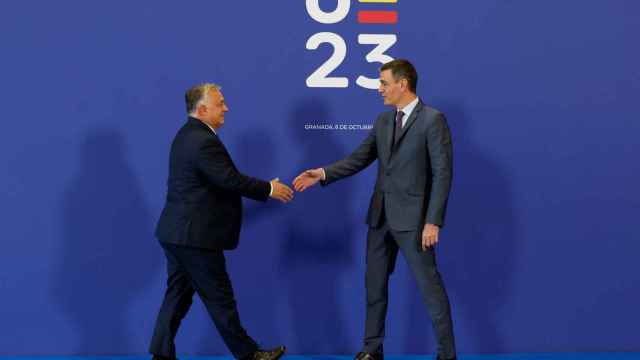El primer ministro húngaro, Viktor Orbán, saluda a Pedro Sánchez este viernes a su llegada al Consejo Europeo de Granada