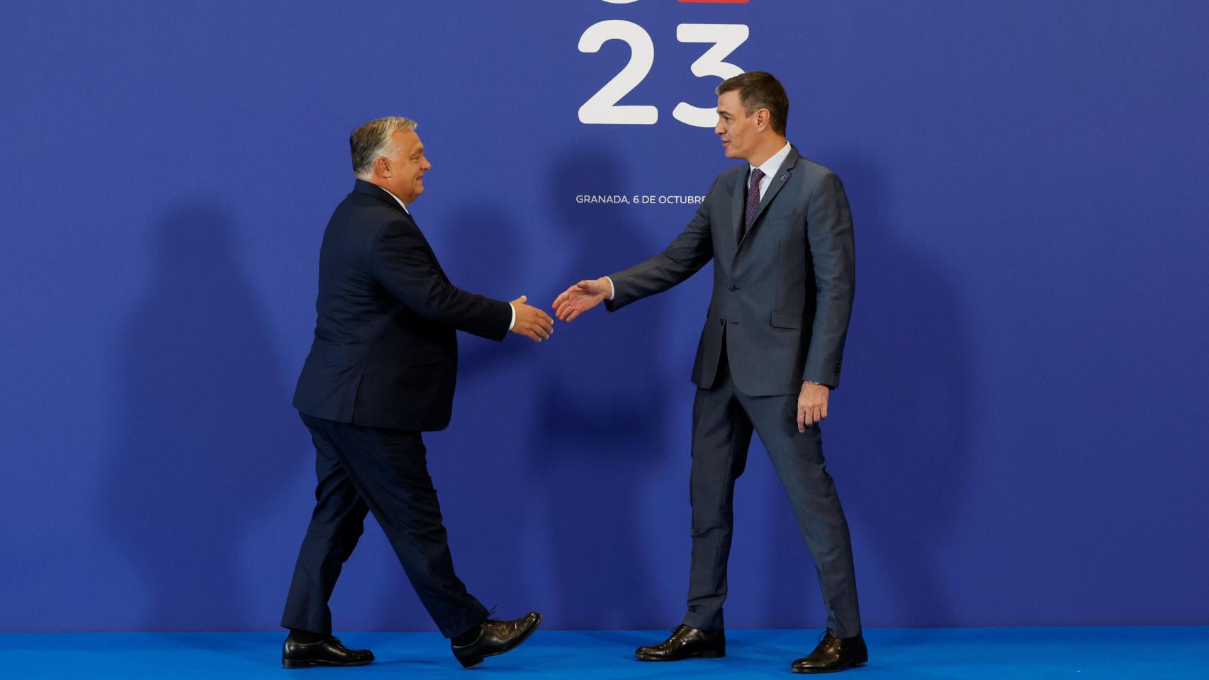 El primer ministro húngaro, Viktor Orbán, saluda a Pedro Sánchez a su llegada al Consejo Europeo extraordinario de Granada.