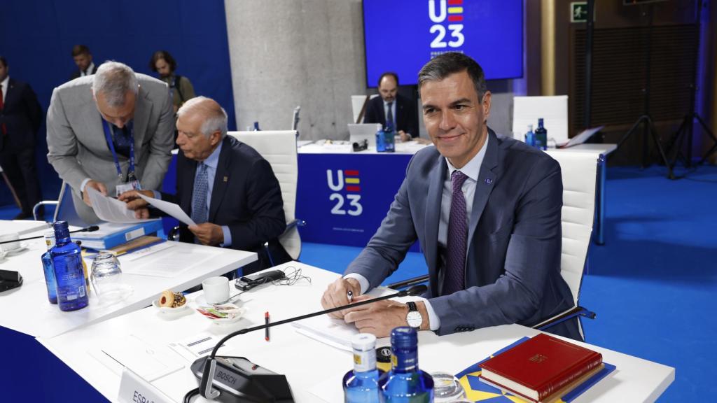 Pedro Sánchez y Josep Borrell, durante la cumbre informal de la UE en Granada