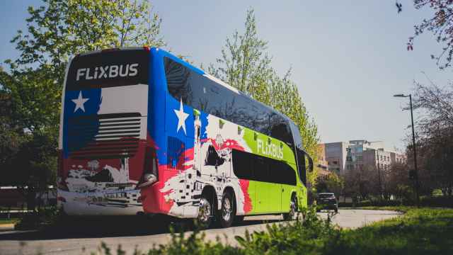 FlixBus acaba de iniciar sus servicios en Chile y ya lo hace en Portugal, pero la regulación española le impide prestar servicios nacionales.