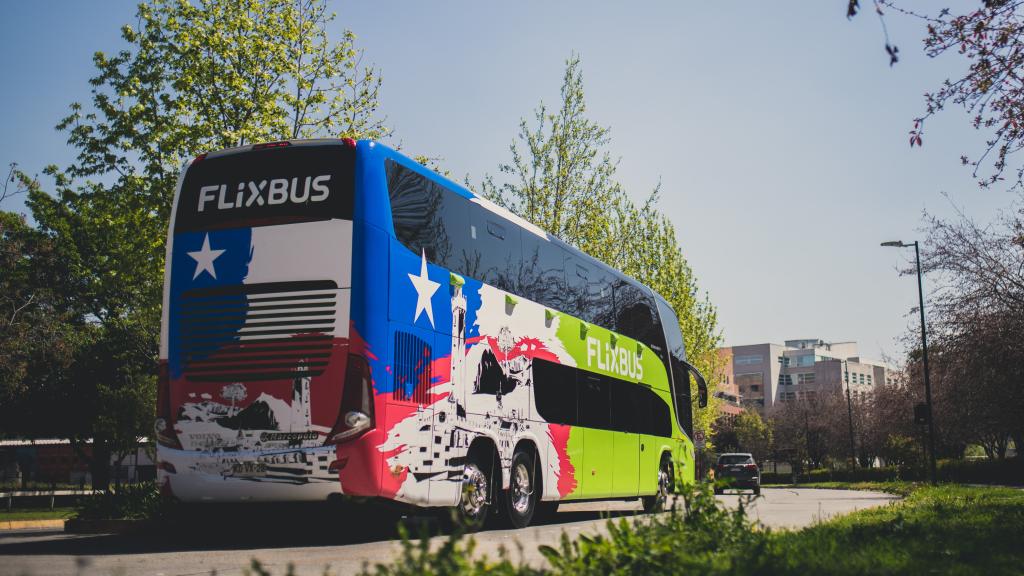 FlixBus acaba de iniciar sus servicios en Chile y ya lo hace en Portugal, pero la regulación española le impide prestar servicios nacionales.