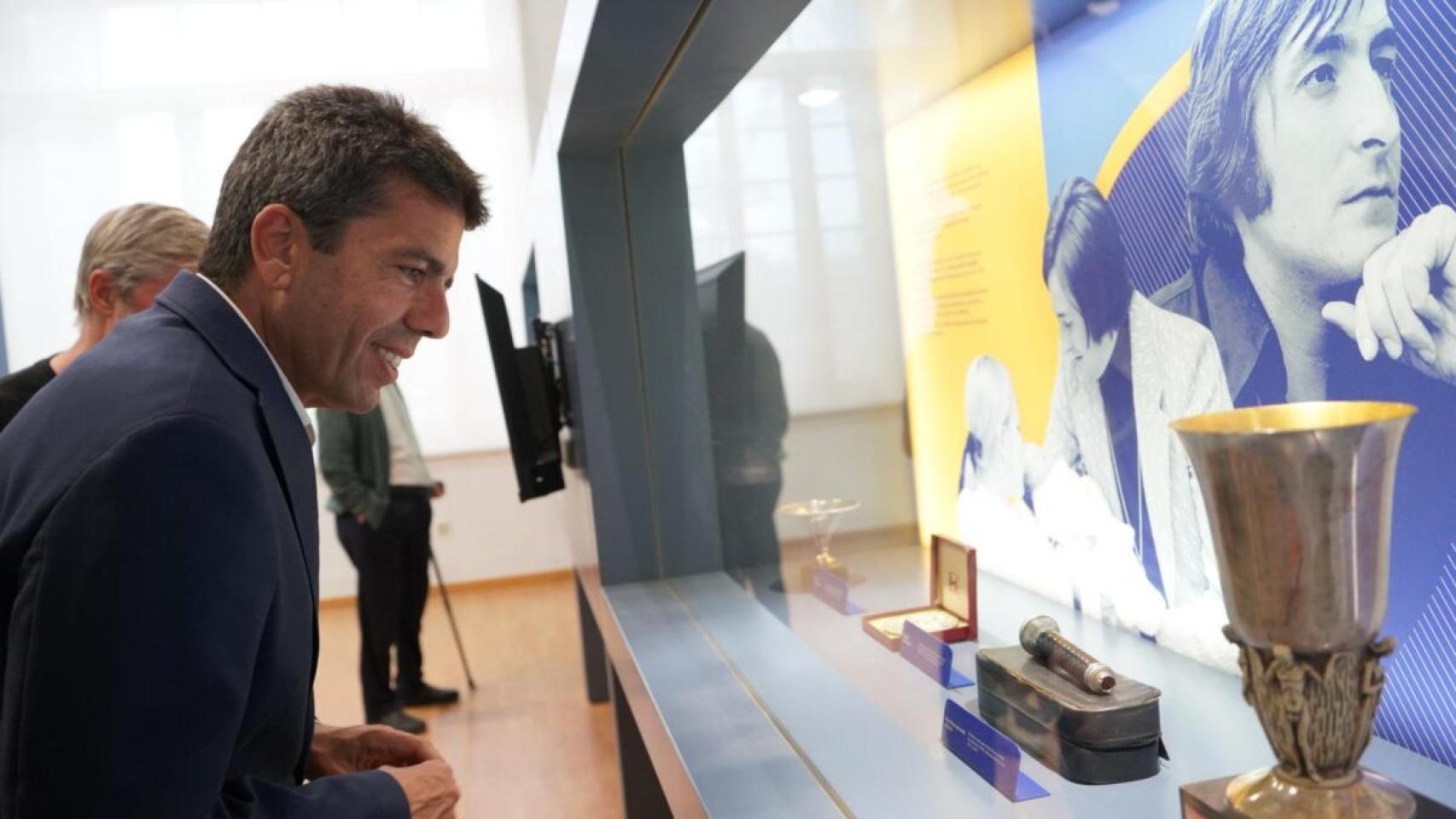 El presidente Carlos Mazón en el museo de Nino Bravo. EE