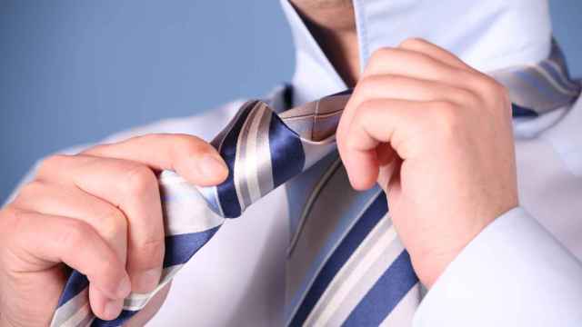 El viral truco de TikTok para hacer un nudo de corbata impecable