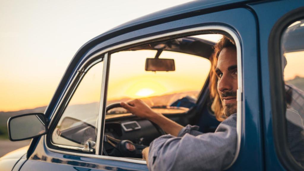 Imagen de archivo de un hombre conduciendo.