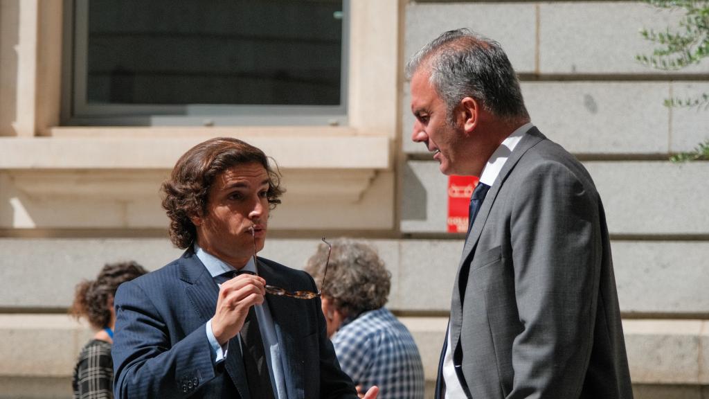 Los diputados de Vox José María Figaredo y Javier Ortega Smith conversan en el patio del Congreso durante un receso, el pasado 19 de septiembre.