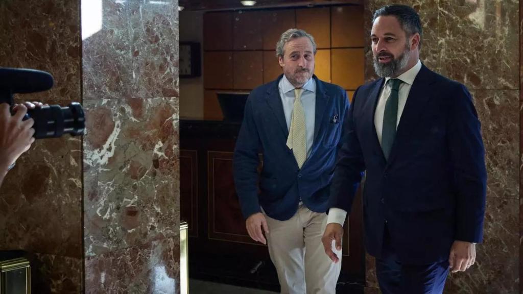 El líder de Vox, Santiago Abascal, junto a Kiko Méndez Monasterio a su llegada a un desayuno informativo de ‘El Debate’, en julio de 2023.