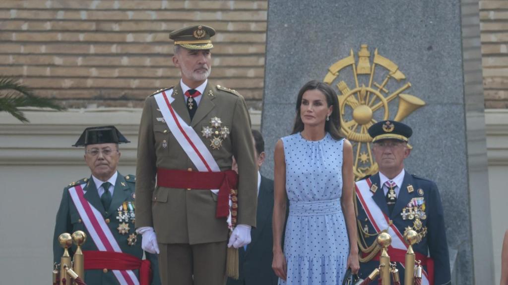 Felipe VI y Letizia durante el acto de la jura de bandera.