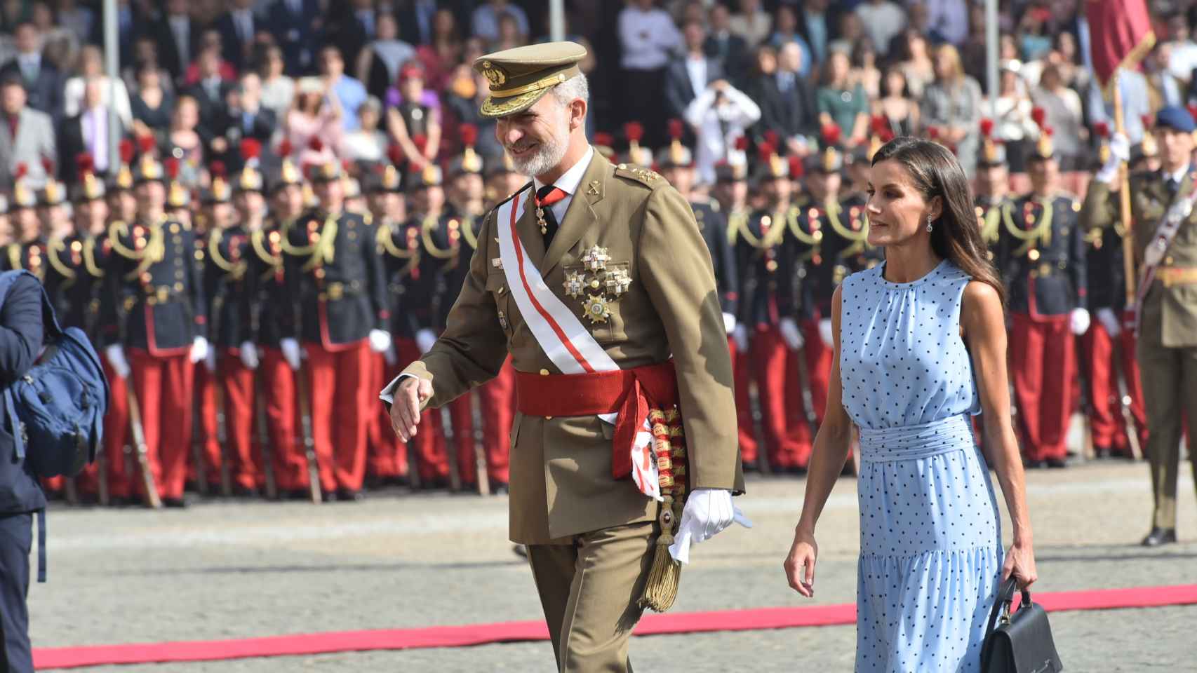 El Rey Felipe VI y la Reina Letizia asisten al acto de Jura de Bandera de la princesa Leonor, en la Academia General Militar, a 7 de octubre de 2023, en Zaragoza, Aragón (España).