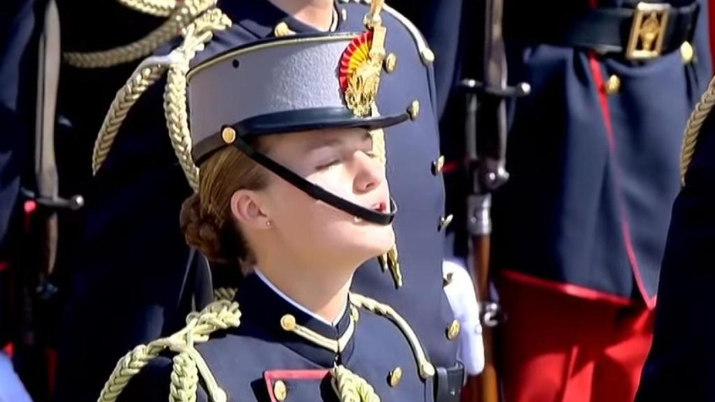 Leonor canta el Himno de la Academia General Militar.