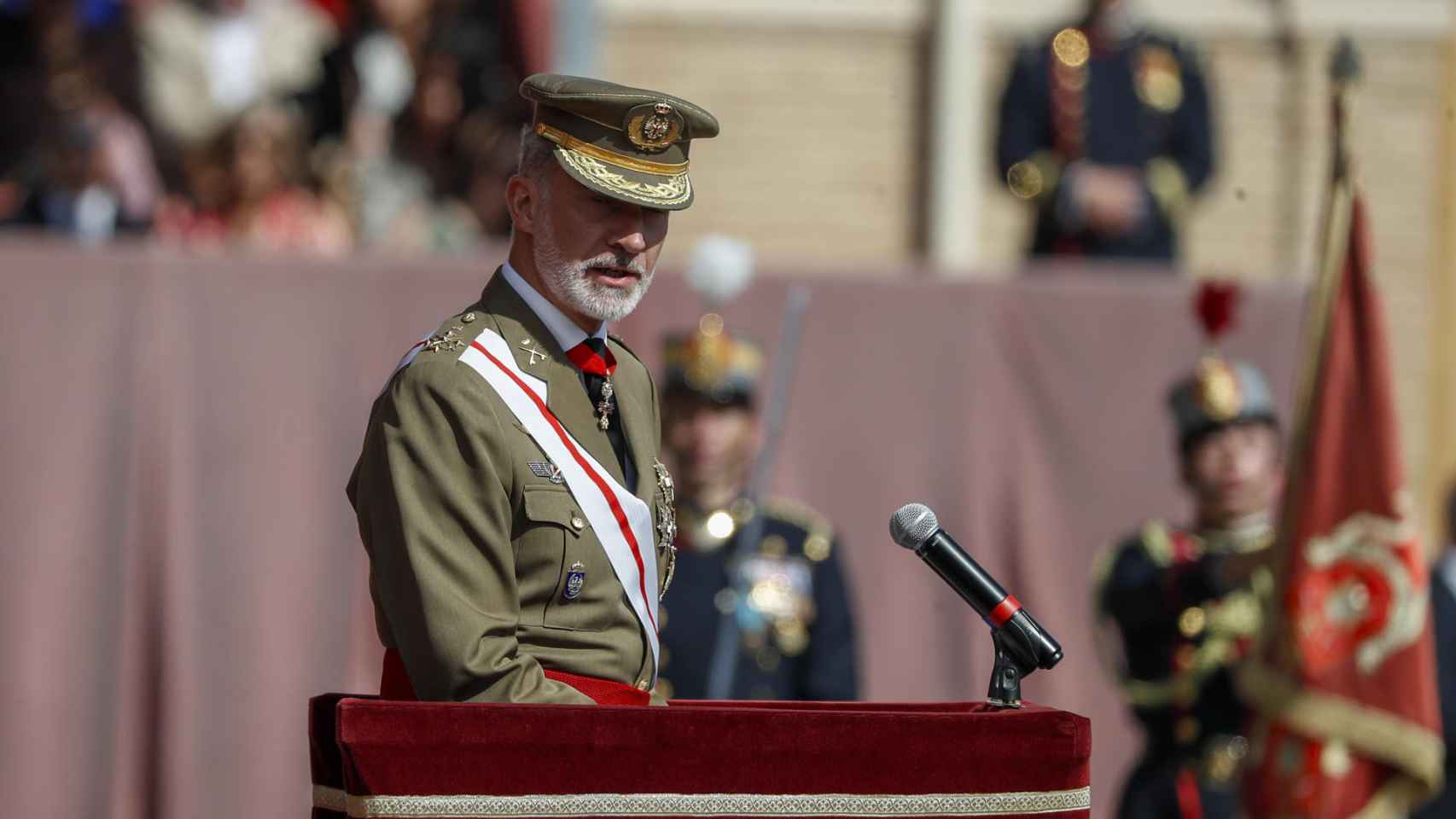 El rey Felipe VI pronuncia su discurso durante la Jura de Bandera de la princesa Leonor.