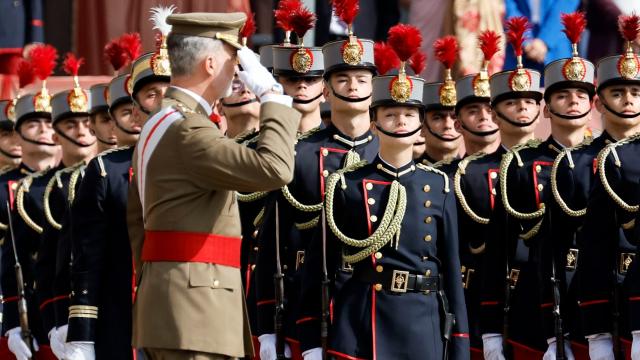 La Princesa Leonor recibe el sable de cadete que representa el honor, el valor y la lealtad.